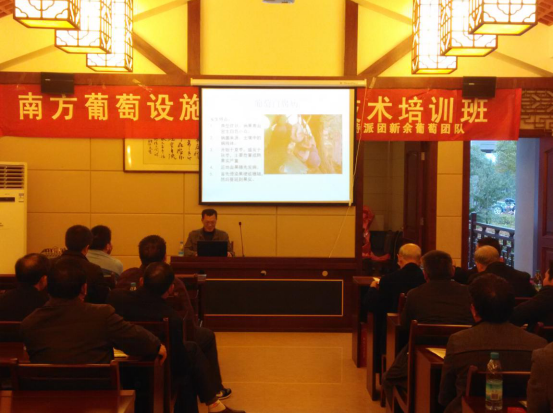 beat365英国官方网站理学院涂海华副教授在为学员们授课